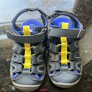 Cat and Jack toddler boys sandals- worn once! Great condition- size 7